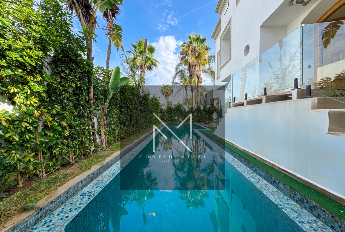 Vue extérieure de la villa vide à louer à Ain Diab avec piscine privée