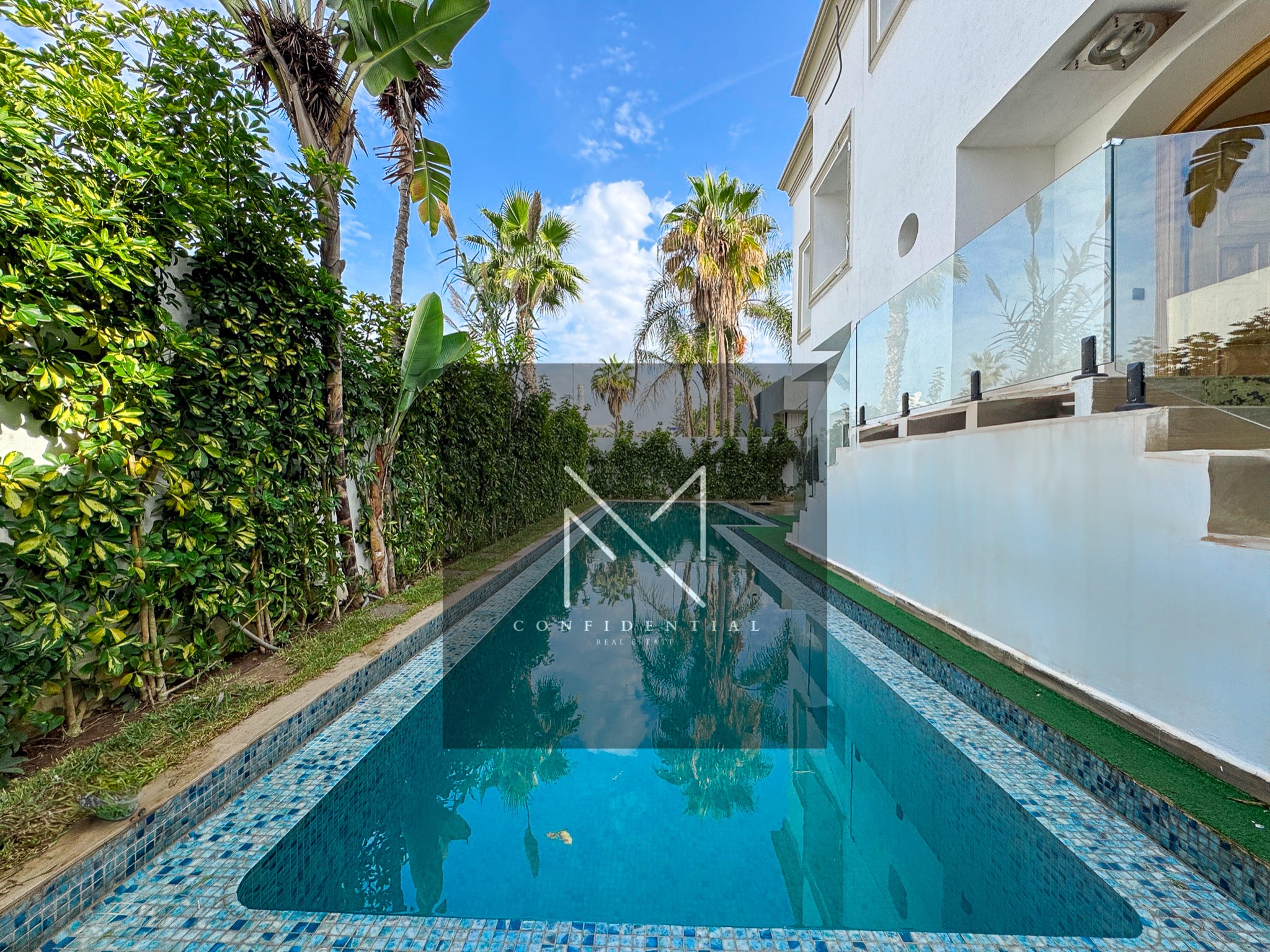 Vue extérieure de la villa vide à louer à Ain Diab avec piscine privée