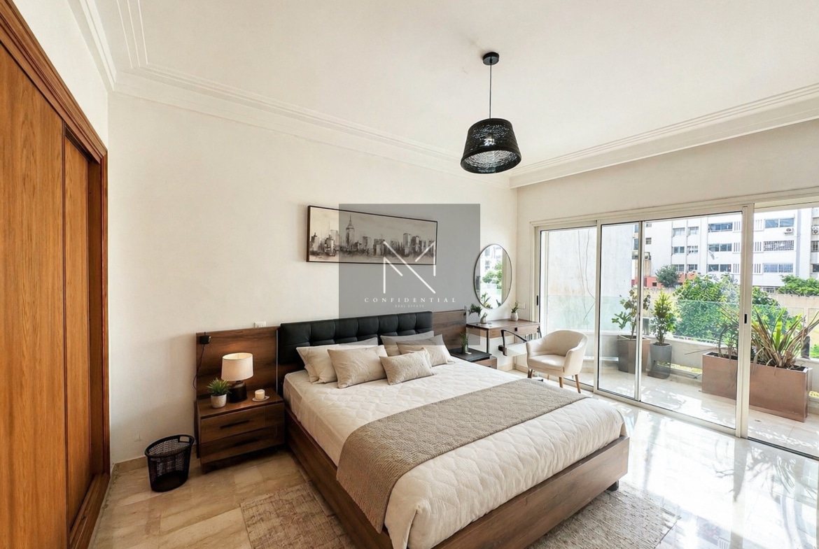 Chambre spacieuse avec lit en bois, accès direct à la terrasse sans vis-à-vis – Appartement 3 chambres, 140 m²