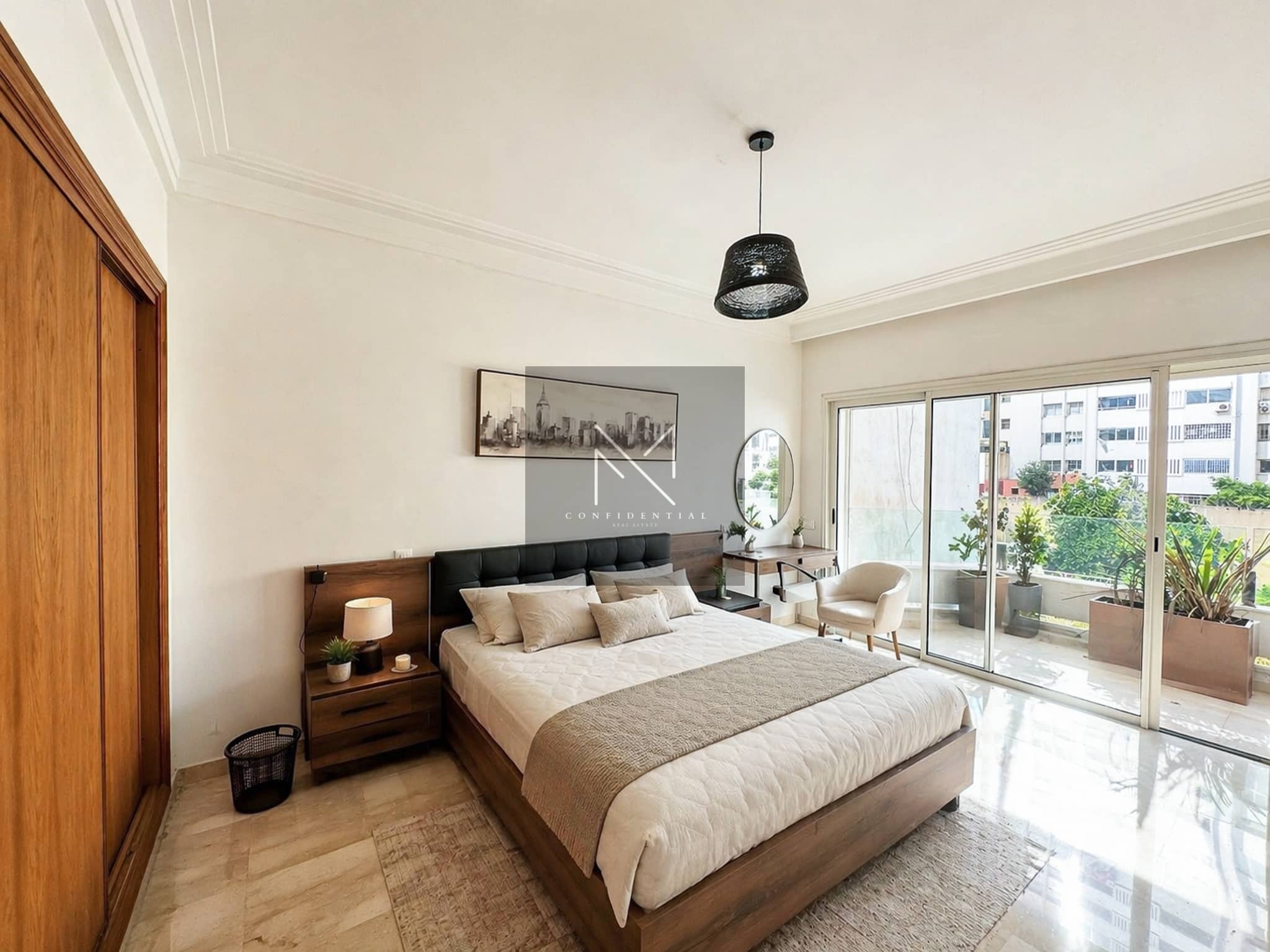 Chambre spacieuse avec lit en bois, accès direct à la terrasse sans vis-à-vis – Appartement 3 chambres, 140 m²