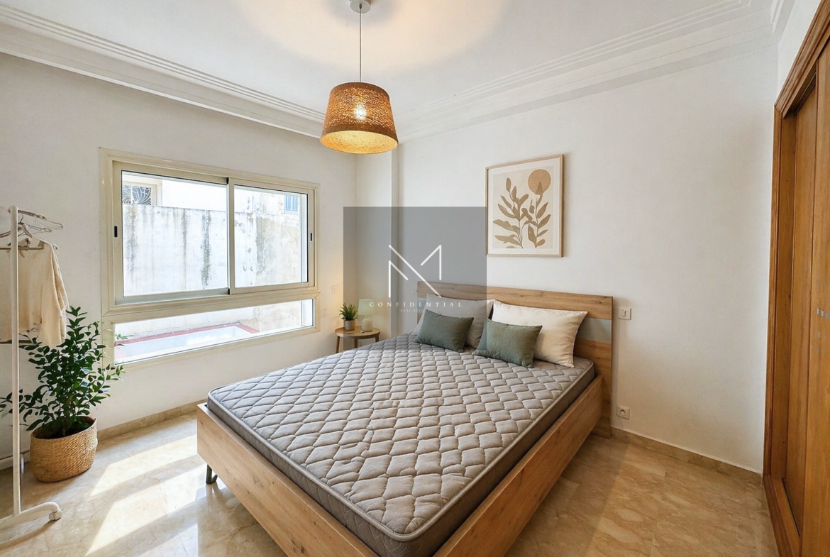 Chambre spacieuse et lumineuse avec lit en bois, stores, fenêtre donnant sur rue calme – Apartment 3 chambres