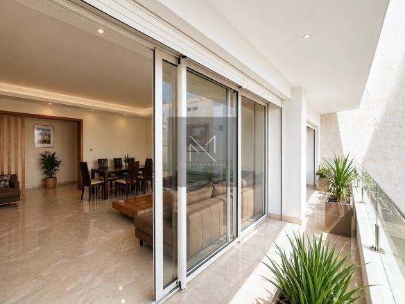 Salon lumineux avec portes coulissantes ouvrant sur terrasse spacieuse sans vis-à-vis – 3 chambres, résidence moderne