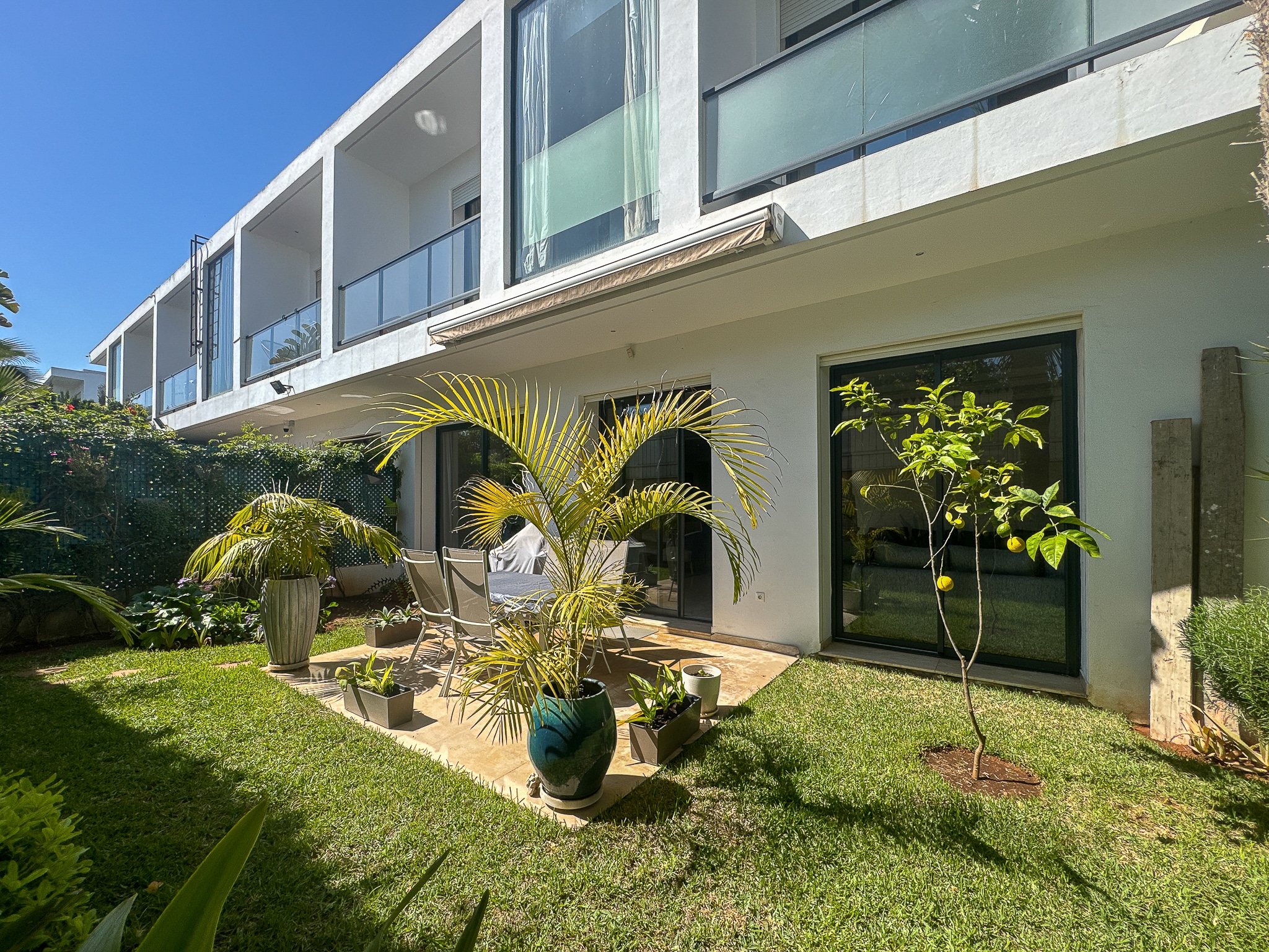 Façade villa contemporaine Dar Bouazza – lignes épurées garde-corps verre jardin