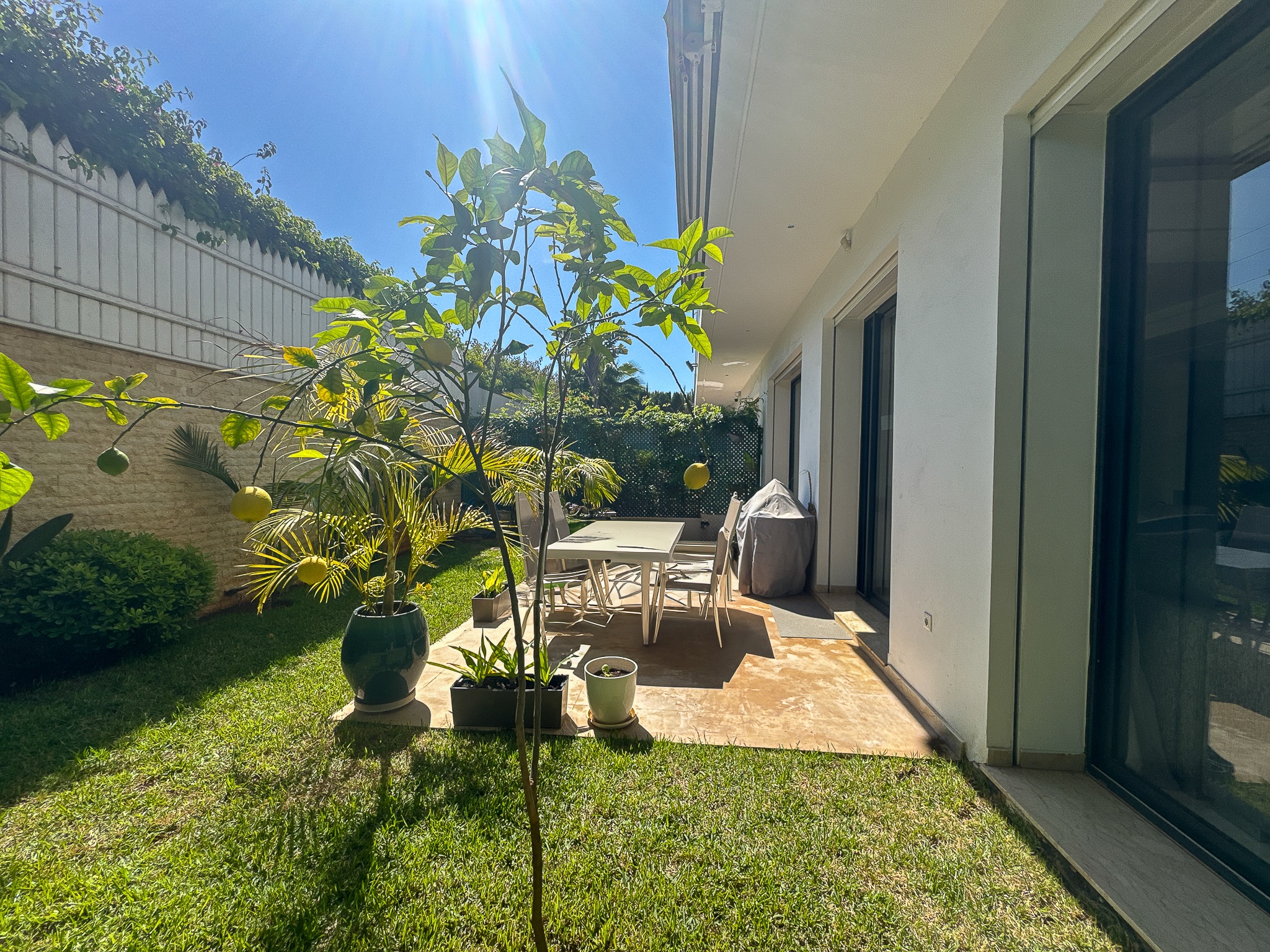 Façade villa contemporaine Dar Bouazza – lignes épurées garde-corps verre jardin