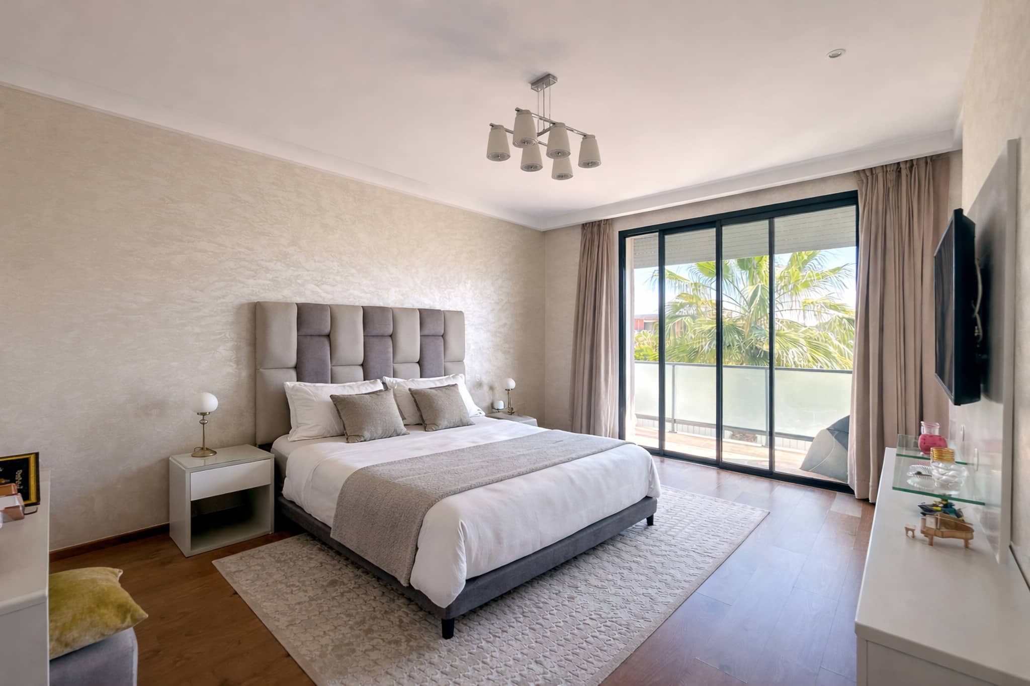 Suite parentale villa à vendre Dar Bouazza – parquet baie vitrée terrasse