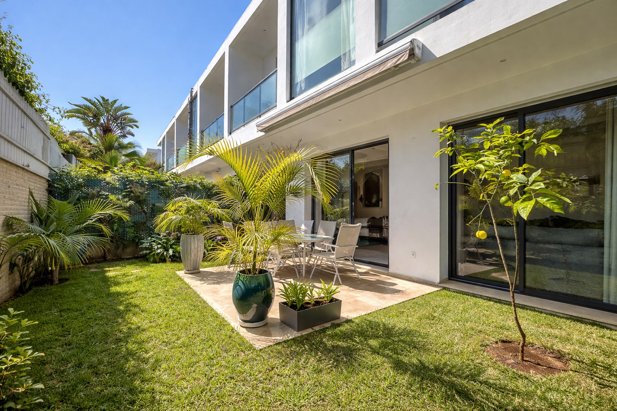 Façade villa contemporaine Dar Bouazza – lignes épurées garde-corps verre jardin