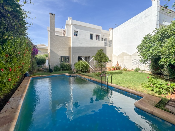 Villa à Vendre avec piscine et jardin à Dar Bouazza